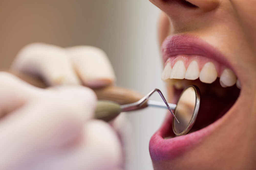 dentista-examinando-paciente-herramientas